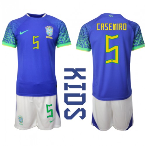 Otroški Nogometni dresi Brazilija Casemiro #5 Gostujoči SP 2022 Kratek Rokav (+ Kratke hlače)